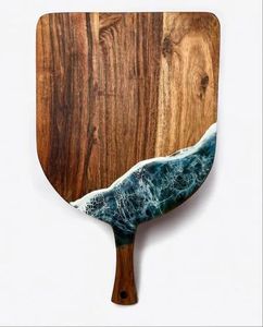 Planche de service rustique de luxe en bois d'acacia et résine, faite à la main, durable, pour charcuterie, fromages, pain, en-cas et plus encore, élégante - Product Image 2