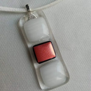 Collar con Colgante de Resina Teñida a Mano TCE, Joyería de Inspiración Natural, Regalo Minimalista de Moda para Mujer, Hecho por Artesanos - Product Image 1