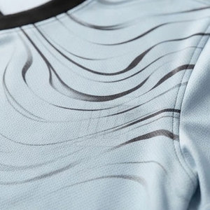 Maillot de sport premium à col en V, manches courtes, haute performance, anti-humidité, pour entraînements et matchs - Product Image 3