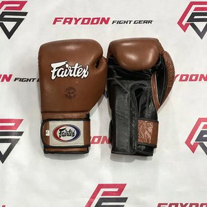 Guantes de Boxeo Fairtex Personalizados de Cuero Vacuno Genuino Marrón y Negro con Cierre de Correa para Sparring, Artes Marciales, MMA y Kickboxing - Product Image 1
