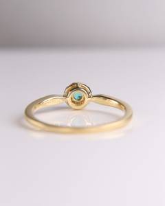Anillo de Compromiso con Halo de Esmeraldas Chapado en Oro de 10K para Mujer, Estilo Clásico, Corte Brillante Redondo, Diamantes Cultivados en Laboratorio, Color D - Product Image 3