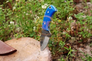 Couteau de chasse à lame fixe personnalisé OEM en acier au carbone – Couteau de chasse artisanal avec manche en résine et étui en cuir de vachette - Product Image 4