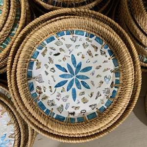 Bandeja de servir tejida a mano con incrustaciones de ratán y concha de capiz, bandeja de café redonda decorativa con flor azul, bandeja para joyas y adornos. - Product Image 4