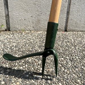 เครื่องกำจัดวัชพืชแบบยืน ด้ามยาว ใบมีดเหล็ก 2 ง่าม สำหรับพื้นที่ที่นุ่ม ง่ายต่อการถอนวัชพืช งอได้ ใช้ได้ทั้งยืนและคุกเข่า - Product Image 4