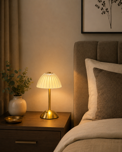 Lampe de table moderne européenne en acrylique avec dôme USB AC, lampe de chevet LED décorative en métal à commande tactile pour chambre à coucher - Product Image 3