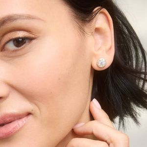 Boucles d'oreilles classiques en or jaune avec diamants en grappe - Product Image 4