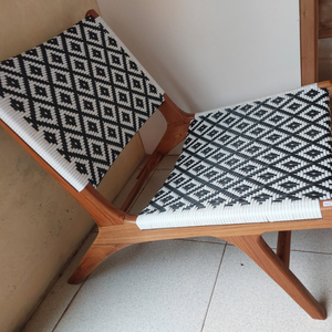 Sillón tejido a mano con motivos étnicos para sala de estar y terraza, diseño moderno en blanco y negro - Product Image 4