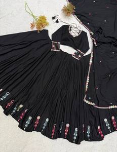 Lehenga Choli noir avec broderie miroir, ensemble traditionnel indien spécial pour femmes, Navratri Garba Lehenga Navratri Chaniya - Product Image 3