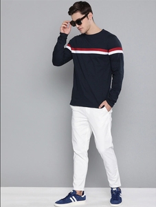 Chemise décontractée à manches longues 100 % coton sans col pour homme, tricotée et respirante, idéale pour l'été, avec pantalon blanc et baskets bleues - Product Image 1