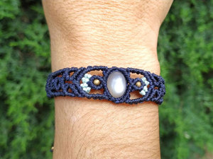 HARI OM CREATIONS สร้อยข้อมือมูนสโตนมาคราเม่ อัญมณีรูปไข่สีขาว เชือกสีน้ำเงินเข้ม ลูกปัดสีฟ้าคราม โบโฮ แฮนด์เมด เครื่องประดับเพื่อการบำบัด สำหรับทุกเพศ - Product Image 4
