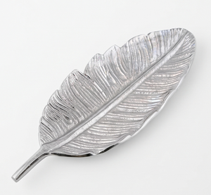 Plateau décoratif élégant en forme de feuille argentée, finition métallique polie, motif végétal, plateaux de service, accent élégant pour la maison - Product Image 1