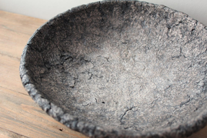Bol sur piédestal en papier mâché fait main moderne, à trois pieds, décoratif, texturé rustique et organique, centre de table pour table à manger et table basse - Product Image 5