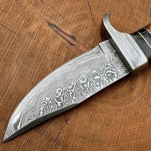 Couteau de chasse artisanal en acier Damas, lame fixe à pointe tombante, manche en bois avec accents en corne, étui en cuir - Product Image 3