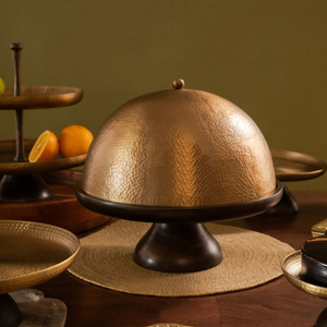 Impresionante soporte para pasteles de metal hecho a mano con tapa de cúpula martillada y base de madera, perfecto para exhibir postres con elegancia en la mesa. - Product Image 1