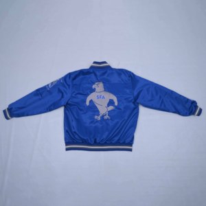 แจ็คเก็ตวาร์ซิตี้ผ้าซาตินคุณภาพสูงสำหรับผู้ชาย สีน้ำเงินและสีเทา ติดกระดุมแบบ Snap พร้อมงานปัก สำหรับผู้ชาย สไตล์สตรีทแวร์ ขายส่งแบบกำหนดเองได้ - Product Image 2