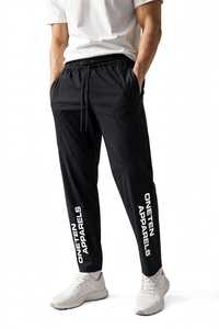 ONETEN APPARELS กางเกงวอร์มสีดำสำหรับผู้ชาย เอวยางยืด มีเชือกผูก แห้งเร็ว น้ำหนักเบา กางเกงจ็อกเกอร์ลำลองพร้อมพิมพ์โลโก้ด้านข้าง - Product Image 5