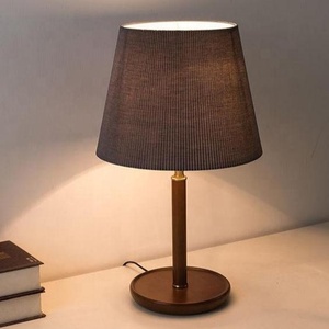 Lampe de table en bois et métal pur fait main avec finition brune et abat-jour en tissu utilisé pour la décoration de maison de luxe - Product Image 1