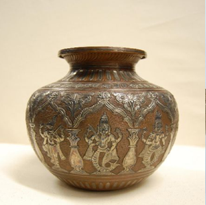 Magnifique kalash en trois métaux avec motifs d'hiboux et d'oiseaux. Magnifique pour les rituels, disponible à prix de gros. - Product Image 4