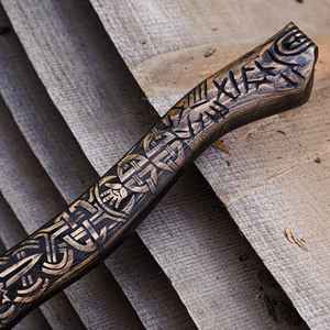 Hache de combat viking artisanale en acier au carbone avec fourreau en cuir gravé, idéale pour le camping, idée cadeau DIY pour lui, manche en bois sculpté à la main - Product Image 3