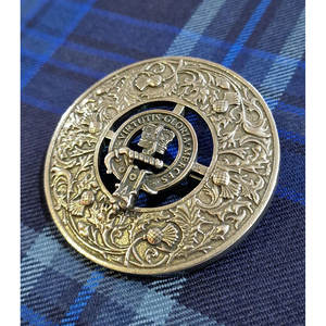 Broche Tradicional Escocés con Diseño de Escudo de Clan y Patrón de Cuadros, con un Detalle Detallado de Cardo, el Más Vendido 2026 - Product Image 1