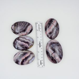 Piedra de Palma de Amatista Natural Ovalada Rayada Tallada y Pulida a Mano para Meditación, Reiki, Energía y Venta al por Mayor - Product Image 4