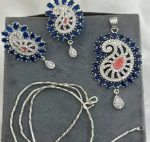 Precioso Conjunto de Collar con Colgante y Aretes con Acabado Plateado y Piedras de Circonia Cúbica de Primera Calidad, Ideal para Fiestas - Product Image 2