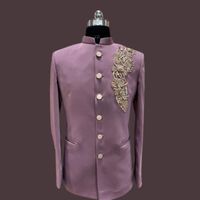Tenue de marié élégante Royal Golden Crest Jodhpuri avec base en fil Zardosi, perles de verre et accents métalliques