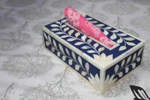 Boîte à mouchoirs vintage en résine avec incrustations en os, inspirée de motifs classiques, ajoutant un charme du monde ancien aux maisons modernes - Product Image 6