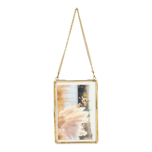 Cadre photo miniature rectangulaire en verre transparent avec bordure en laiton vintage au design moderne et unique, finition dorée, chaîne suspendue, décoration pressée - Product Image 5