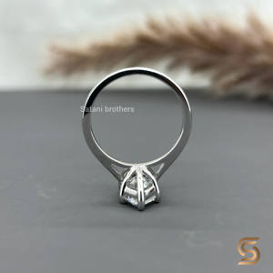 Anillo de Compromiso y Boda con Moissanita Corte Marquesa, Oro 14K con Baño de Rodio, Engaste Catedral, Diseño Elevado, Lujoso, Elegante y Atemporal - Product Image 6