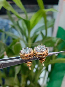 Pendientes de diamantes de talla brillante redonda en oro amarillo, un diseño con brillo radiante y elegancia atemporal para el lujo diario. - Product Image 4