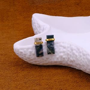 Pendientes de Barra Rectangular de Ágata Musgosa Hechos a Mano con Acabado Chapado en Oro, Joyería de Latón Moderna para Mujer - Product Image 1