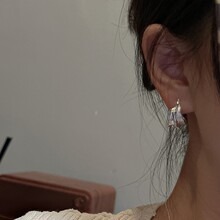 Pendientes de arco con textura de diseño exclusivo en plata de ley S925, versión coreana, estilo retro coreano, joyería para las orejas, venta al por mayor. - Product Image 3