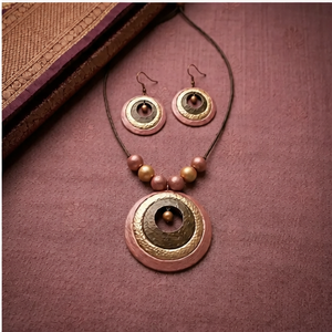KOTTRAVAI Ensemble collier et boucles d'oreilles en cuir de vachette antique avec pendentif circulaire, bijoux d'art populaire du Tamil Nadu, cadeau - Product Image 6