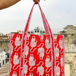 Bolso de hombro acolchado de algodón con estampado floral artístico hecho a mano, diseñado para uso diario, viajes y fácil transporte. - Product Image 2