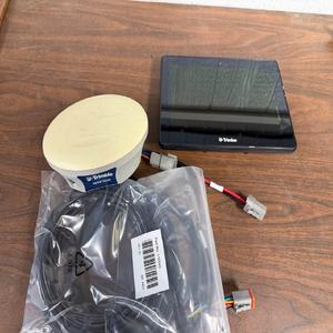 Écran GPS agricole Trimble GFX 750, livraison rapide, achat pour des données de terrain précises et des solutions de gestion des cultures de qualité supérieure - Product Image 5