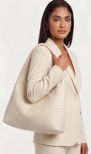 Bolso de Hombro de Lujo Personalizado para Mujer, Estilo Inglés, de Cuero Genuino Trenzado, Tipo Hobo, con Cierre de Cremallera y Cadenas, Venta al por Mayor - Product Image 3