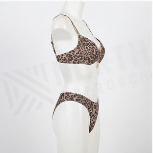 Ensemble bikini 2 pièces pour femme North Approach, imprimé léopard, avec détail bijou torsadé sur le devant et bas de bikini string - Product Image 3