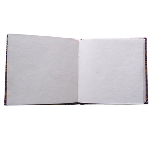 Cuaderno de tapa dura premium color crema con textura textil en la cubierta, ideal para uso en escuelas de negocios. - Product Image 2