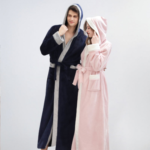Albornoz con Capucha de Franela para Parejas Wildness, Bata Gruesa y Cálida de Forro Polar Coral para Hombre y Mujer - Product Image 1