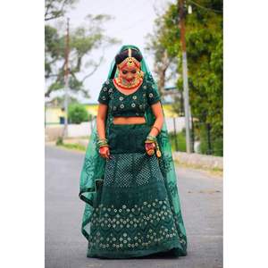 MARIAGE PAPILLON NET SÉQUENCE TRAVAIL LEHENGA CHOLI AVEC DUPATTA VERT VERT - Product Image 1