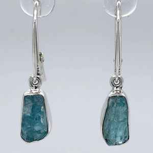 Boucles d'oreilles Leverback en Apatite bleu-vert brute naturelle, taillée à l'état brut, en Argent Sterling - Product Image 4