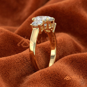 แหวนทองคำสีเหลืองทรงวงรีประดับเพชรเม็ดเดี่ยวพร้อมเพชรเม็ดกลมด้านข้าง – แหวนหรูหราดีไซน์โดดเด่น ชุบทองคำสีเหลือง ประดับเพชรสามเม็ดทรงเรเดียนท์ - Product Image 2