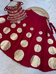 Ensemble Lehenga traditionnel pour femmes, idéal pour les festivals et occasions spéciales, en soie romaine avec motif Gota et travail en dentelle miroir sur le haut. - Product Image 3