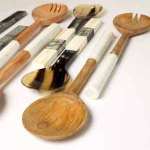 Cuchara y Tenedor de Madera para Servir Ensaladas con Mangos de Resina, Ideales para Decoración del Hogar y Tiendas de Artículos de Cocina para Reventa - Product Image 1