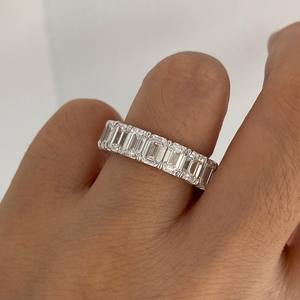 Bague Éternité de Luxe en Or Jaune 14K 18K avec Diamant de Laboratoire Taille Émeraude Sertie à Griffes, Bijoux de Mariage et Anniversaire, Vente en Gros - Product Image 2