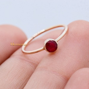 Bague solitaire minimaliste en or jaune massif 9 carats avec rubis naturel rond serti clos, bijoux fins Memoria Jewels - Product Image 6