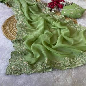 VASTRA COTTAGE Saree Premium Verde Pastel Suave y Texturizado con Bordado Intenso y Borde con Corte Festoneado - Product Image 2