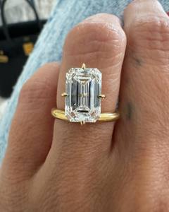 Anillo Solitario Augustus con Diamante Cultivado en Laboratorio de Corte Esmeralda de 3 Quilates, Anillo de Compromiso con Banda de Cigarro de Oro Amarillo de 14K, Certificado IGI - Product Image 1