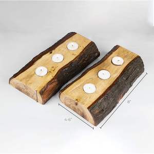 Centre de table en bois massif avec trois bougies chauffe-plat espacées uniformément, intégrées dans du bois naturel à bord vif et organique. - Product Image 1